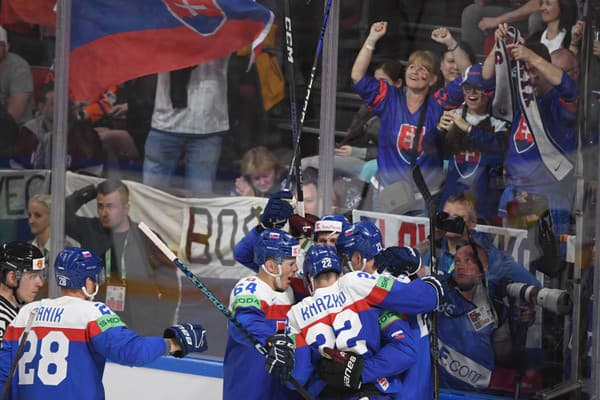 Na snímke slovenskí hokejisti sa tešia po góle.