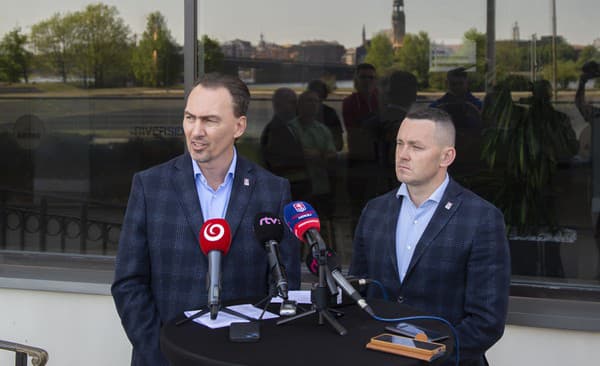 Prezident Slovenského zväzu ľadového hokeja (SZĽH) Miroslav Šatan a vpravo generálny sekretár SZĽH Miroslav Lažo