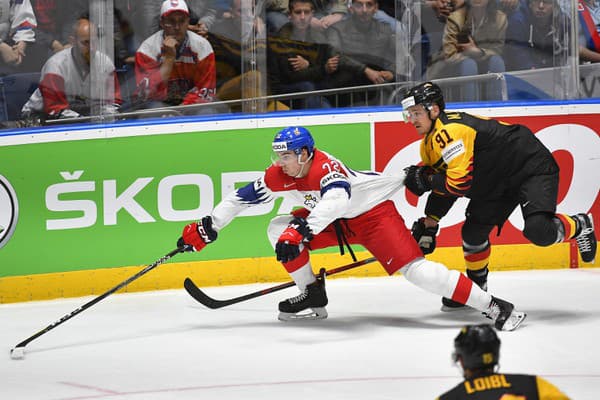 Český hokejový center Filip Chytil (vľavo) vystrašil trénerov i fanúšikov.