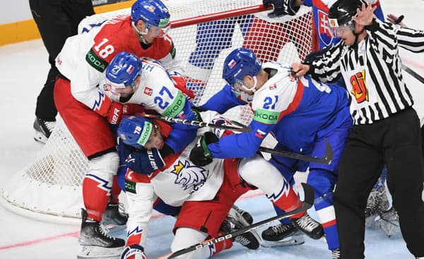 Na snímke zľava český hokejista Dominik Kubalík, hráč Slovenska Marek Hrivík, hráč Česka Filip Chytil a hráč Slovenska Miloš Kelemen bojujú pred bránou Slovenska.