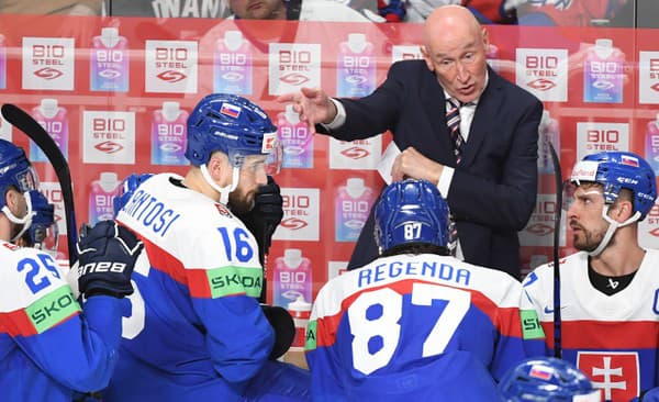 Slovenská striedačka zľava Alex Tamáši, Róbert Lantoši, Pavol Regenda, kapitán Marek Hrivík a uprostred v pozadí tréner slovenskej hokejovej reprezentácie Craig Ramsay.