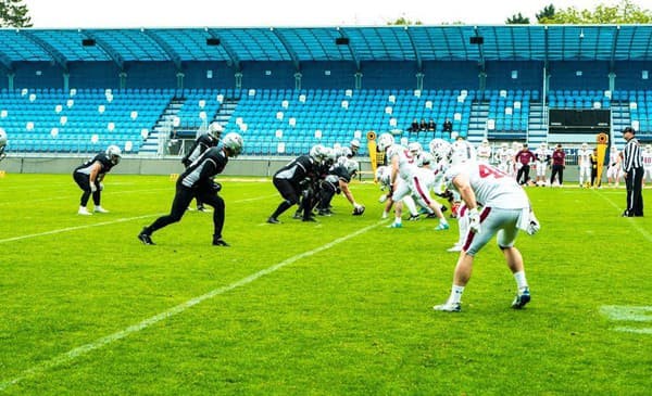 Nitra Knights pokračuje vo víťaznej stope v českej najvyššej lige amerického futbalu. 