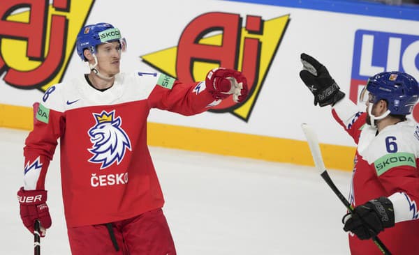 Českí hokejisti zľava Dominik Kubalík a Michal Kempný sa tešia po strelení gólu.