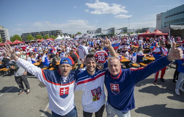 Na snímke slovenskí a českí fanúšikovia pózujú pred Riga Arénou.