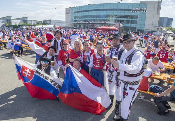 Na snímke slovenskí a českí fanúšikovia pózujú pred Riga Arénou.