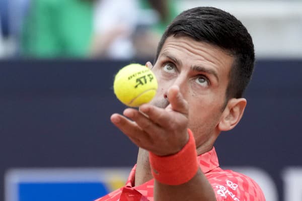 Srbský tenista Novak Djokovič postúpil do štvrťfinále dvojhry na antukovom turnaji ATP Masters v Ríme.