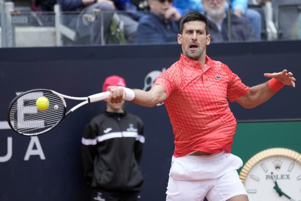 Srbský tenista Novak Djokovič postúpil do štvrťfinále dvojhry na antukovom turnaji ATP Masters v Ríme.