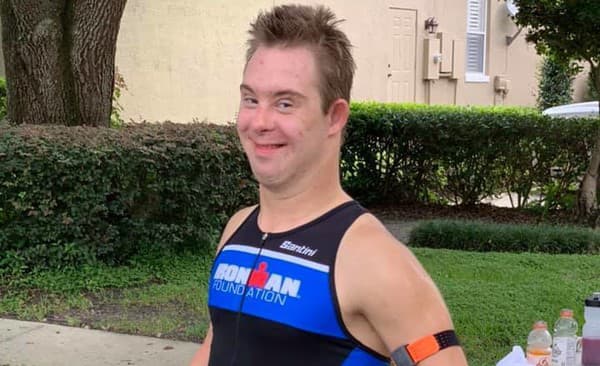 Američan Chris Nikic ako prvý športovec s Downovým syndrómom zdolal triatlonové preteky Ironman a zapísal sa do Guinessovej knihy rekordov. 