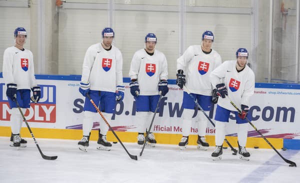 Na snímke slovenskí hokejoví reprezentanti zľava Samuel Kňažko, Andrej Kudrna, Libor Hudáček, Patrik Koch a Matúš Sukeľ počas tréningu.