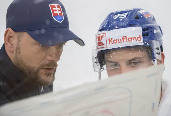 Na snímke vľavo asistent trénera Andrej Podkonický a vpravo slovenský hokejový reprezentant Libor Hudáček.