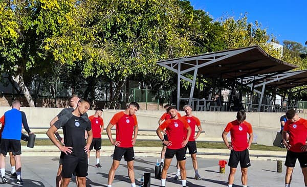 Mladí reprezentanti počas ladí reprezentanti počas rozcvičky v miestnom parku.