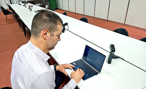 Mimo zápasov sa stíha cez počítač aj učiť, aj písať diplomovku.