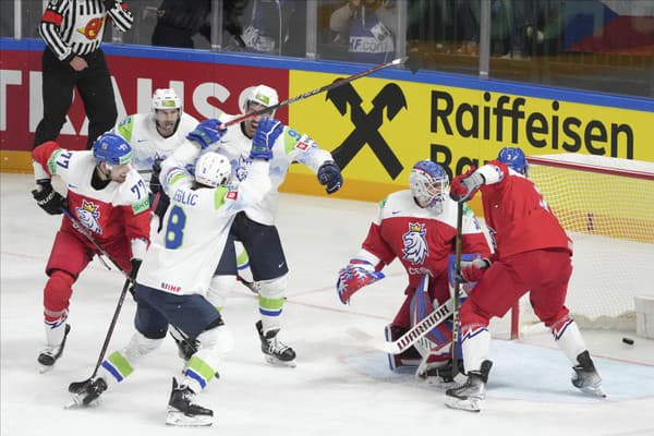 Slovinskí hokejisti sa tešia po góle.