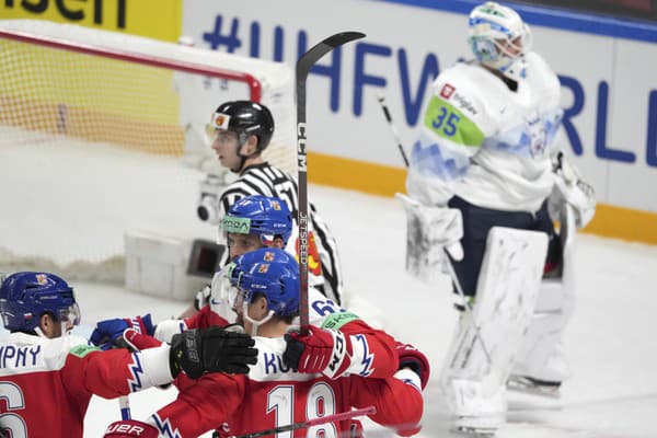 Českí hokejisti sa tešia z gólu.
