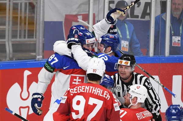 Na snímke slovenskí hokejisti sa tešia po góle Pavla Regendu.