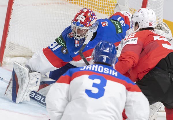 Brankár Samuel Hlavaj, Adam Jánošík (obaja Slovensko) a Gaetan Haas (Švajčiarsko) v zápase.