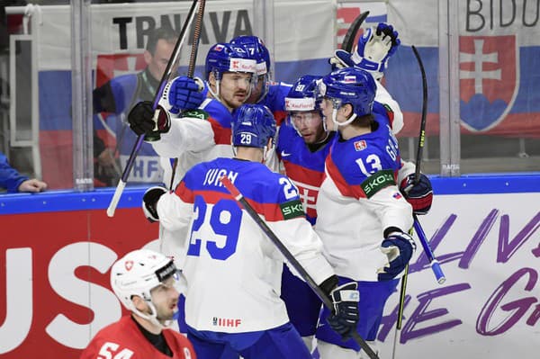 Na snímke slovenskí hokejisti sa tešia z gólu Andreja Kudrnu.