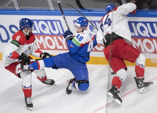 Najrýchlejším korčuliarom doterajšieho priebehu šampionátu v Rige a Tampere je slovenský útočník Viliam Čacho (v strede). 