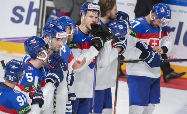 Na snímke slovenskí hokejisti po prehre 2:4 v zápase základnej B- skupiny so Švajčiarskom.