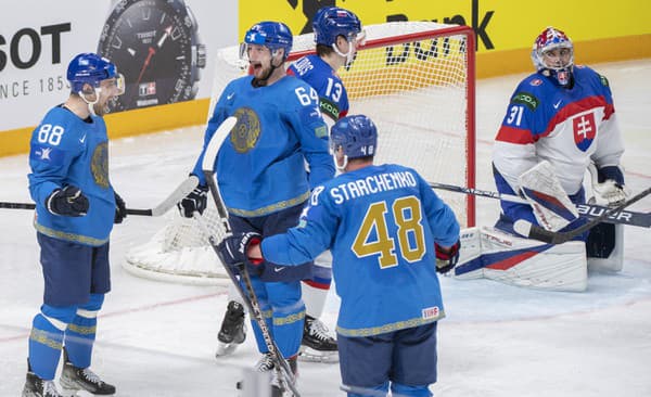 Na snímke vpravo slovenský brankár Samuel Hlavaja zľava sa radujú strelec gólu Jevgenij Rymarev, Arkadij Šestakov a Roman Starčenko.