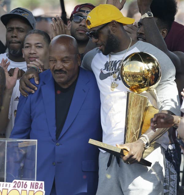 Legendárny Jim Brown po boku slávneho basketbalistu LeBrona Jamesa.