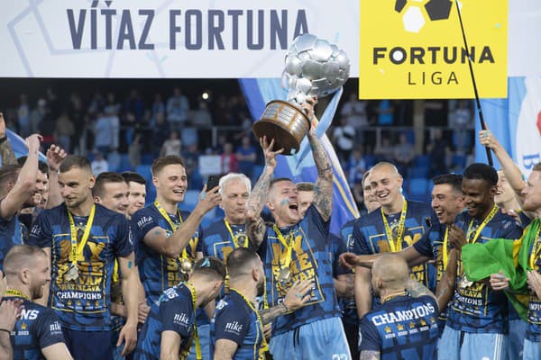 Majstrovská oslava hráčov Slovana Bratislava po prevzatí pohára pre víťaza Fortuna ligy 2023.