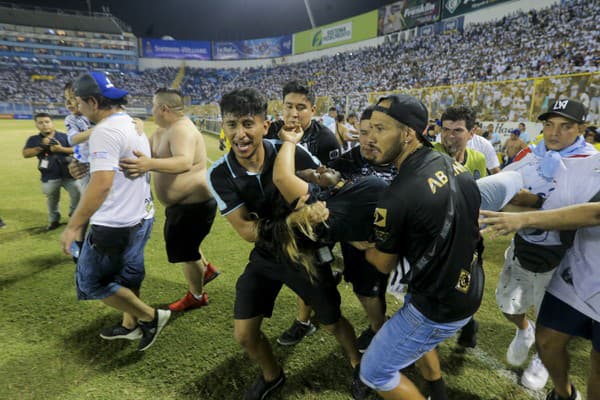 Obrovská tragédia v Salvádore, pri tlačenici na futbalovom zápase zomrelo 12 ľudí.