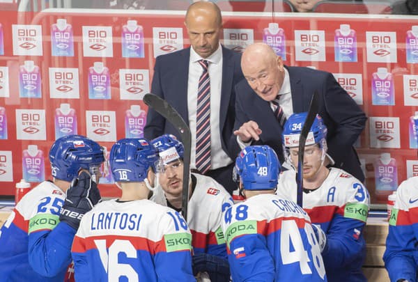 Na snímke tréner slovenskej hokejovej reprezentácie Craig Ramsay (hore vpravo), jeho asistent Ján Pardavý (hore vľavo).