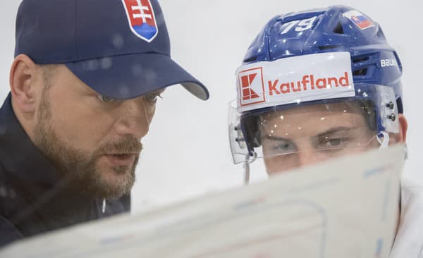 Vľavo asistent trénera Andrej Podkonický a vpravo slovenský hokejový reprezentant Libor Hudáček počas tréningu na MS.