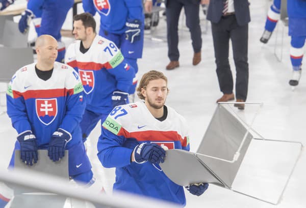 Slovenskí hokejisti a realizačný tím absolvovali na MS v Rige spoločné fotenie.