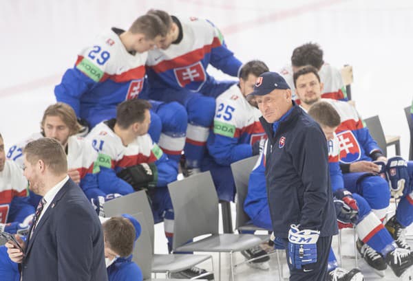 Slovenskí hokejisti a realizačný tím absolvovali na MS v Rige spoločné fotenie.