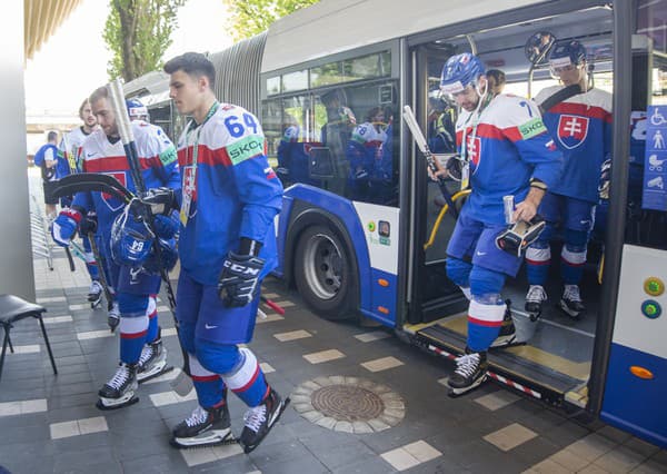 Slovenskí hokejisti a realizačný tím absolvovali na MS v Rige spoločné fotenie.