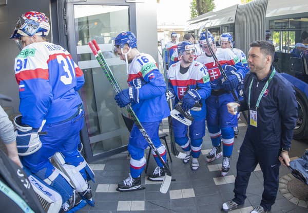 Slovenskí hokejisti a realizačný tím absolvovali na MS v Rige spoločné fotenie.