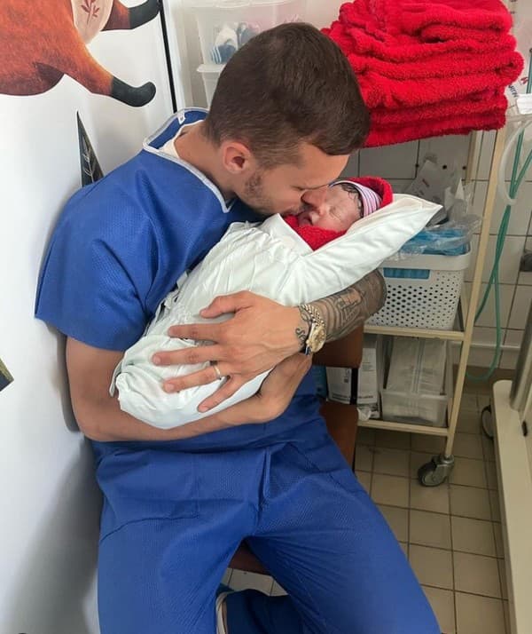 Slovenský futbalista Lukáš Haraslín je už dvojnásobným otcom. Po synovi Lucovi mu manželka Nikol porodila dcérku Theu.
