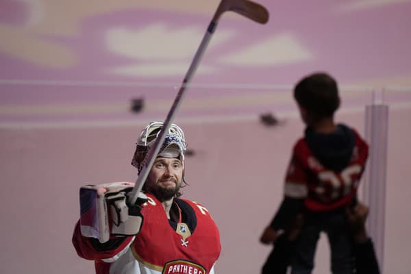 Šesťdesiatštyri zápasov čakal Sergej Bobrovskij, kým dosiahol prvé čisté konto v play off NHL. Brankár Floridy bol veľkou oporou svojho tímu pri víťazstve 1:0 nad hokejistami Caroliny.