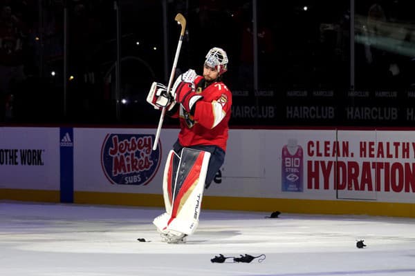 Šesťdesiatštyri zápasov čakal Sergej Bobrovskij, kým dosiahol prvé čisté konto v play off NHL. Brankár Floridy bol veľkou oporou svojho tímu pri víťazstve 1:0 nad hokejistami Caroliny.