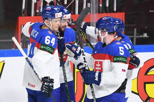 Na snímke slovenskí hokejisti sa tešia z gólu Róberta Lantošiho (druhý vľavo).