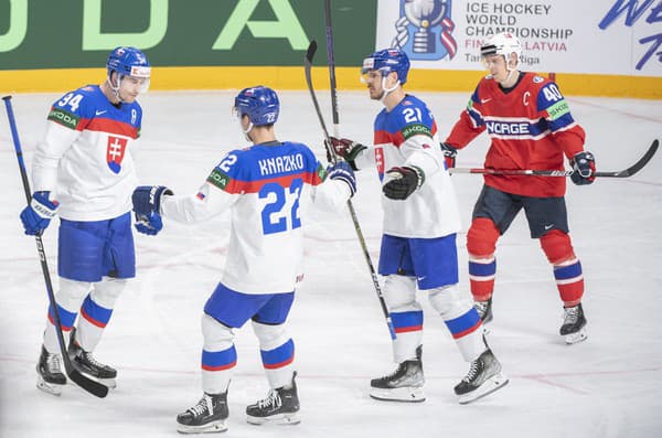 Na snímke slovenskí hokejisti oslavujú gól.