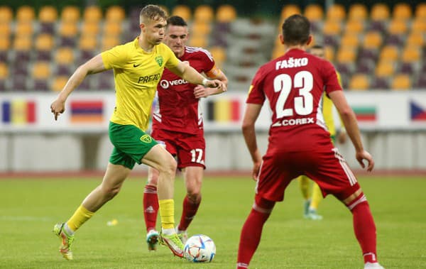 Na snímke zľava v súboji o loptu Ján Minárik (Žilina), Róbert Polievka (Banská Bystrica) a Michal Faško (Banská Bystrica) v semifinálovom zápase fortunaligovej play off o Európsku konferenčnú ligu (EKL).