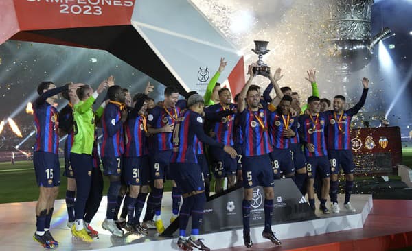 Futbalisti Barcelony sa tešia so zisku Superpohára. 