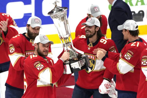 Hokejisti Floridy Panthers sa stali prvými finalistami NHL v sezóne 2022/23. Vo štvrtom finále Východnej konferencie zvíťazili nad Carolinou Hurricanes 4:3.