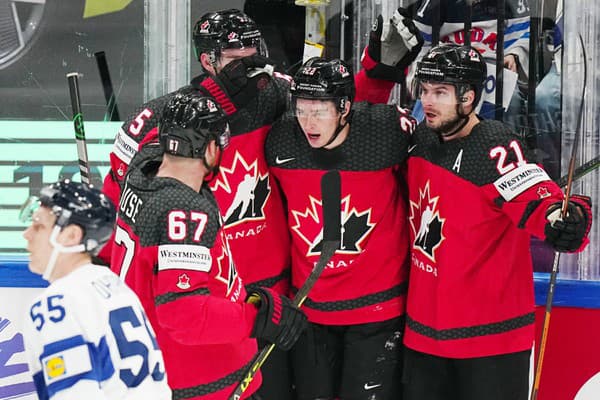 Kanadský hráč Jack Quinn (uprostred) oslavuje so spoluhráčmi.