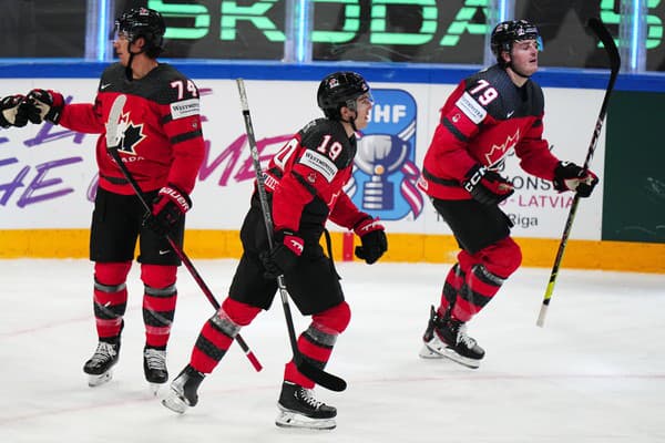 Kanadský hráč Samuel Blais (vpravo) oslavuje so spoluhráčmi.