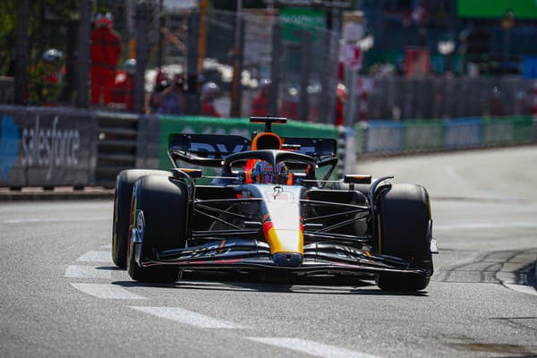 Max Verstappen vyštartuje do nedeľných pretekov VC Monaka z najlepšej možnej pozície.