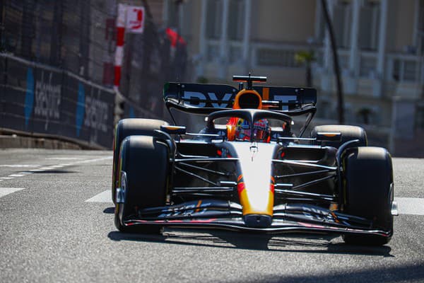 Max Verstappen vyštartuje do nedeľných pretekov VC Monaka z najlepšej možnej pozície.