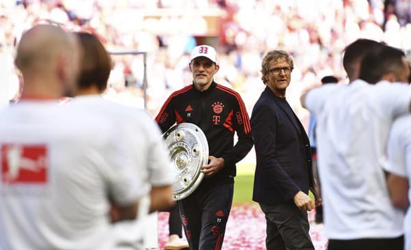 Tréner Bayernu Thomas Tuchel s trofejou za víťazstvo v Bundeslige.