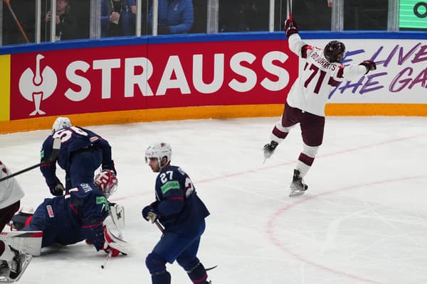 Lotyšský útočník Roberts Bukarts oslavuje gól v súboji o bronz na MS 2023.