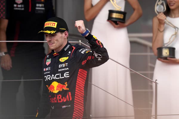 Holandský pilot formuly 1 Max Verstappen z tímu Red Bull oslavuje víťazstvo vo Veľkej cene Monaka na okruhu v Monte Carlo.