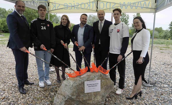 Základný kameň budúcej haly už symbolicky poklepali florbalkami v košickej mestskej časti Ťahanovce. 