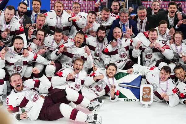 Hráči Lotyšska oslavujú bronzové medaily na 86. majstrovstvách sveta v ľadovom hokeji.